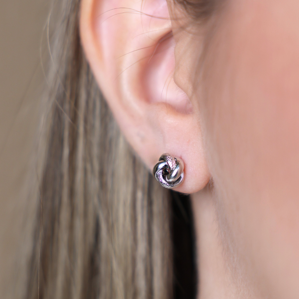 Knot With Diamond Cut